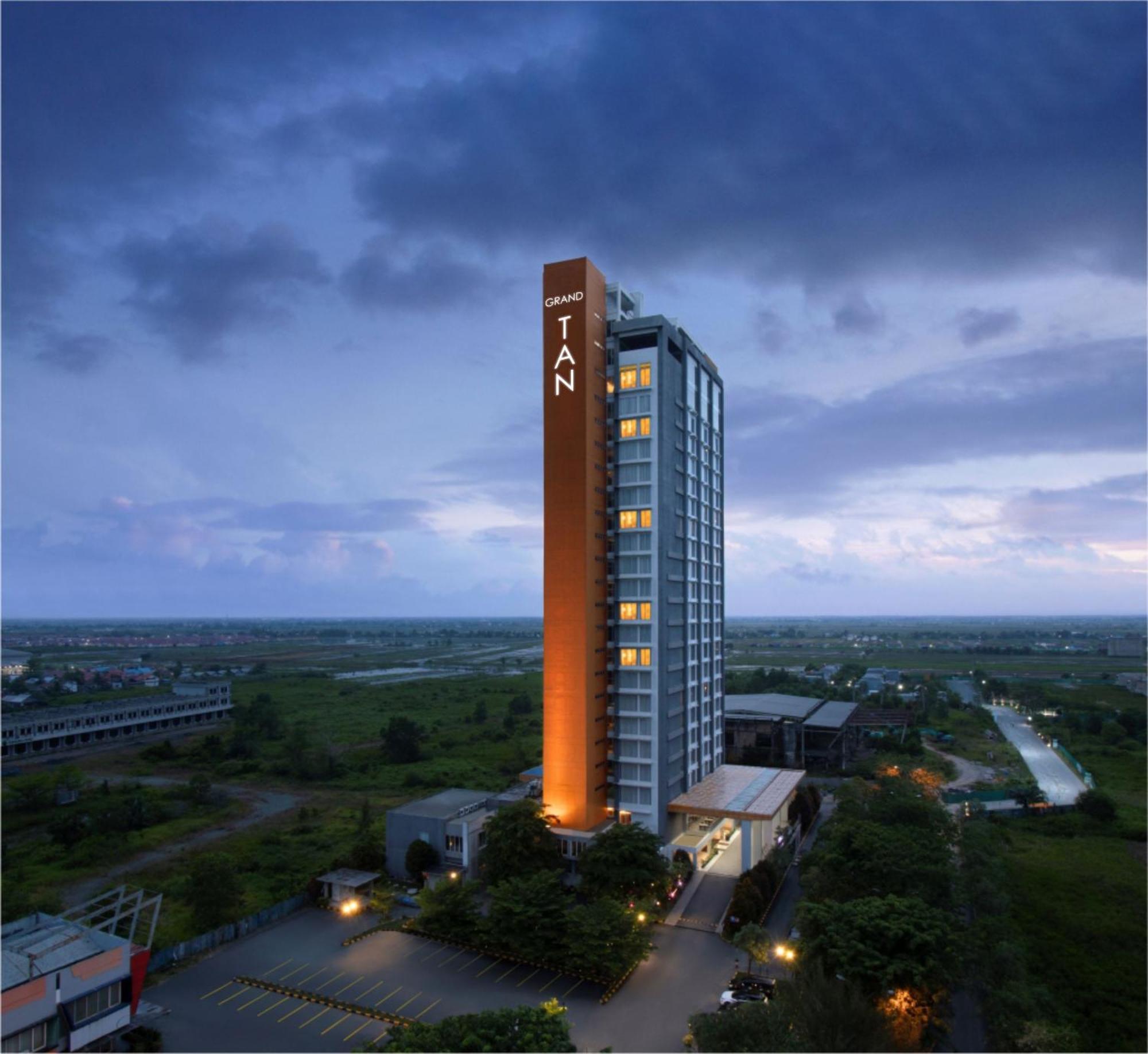 Grand Tan Banjarmasin Hotel & Convention Center Exterior photo